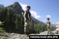 Indian paramilitary soldiers stand guard at a check post along a highway leading to Ladakh, at Gagangeer, some 81 kilometers from Srinagar, the summer capital of Indian Kashmir. (file photo)