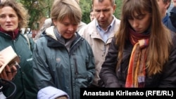 Yevgenia Chirikova (left, in green jacket) and fellow activist Ilona Zhuravleva show an aerial photo of the felling of Khimki Forest trees in late August.