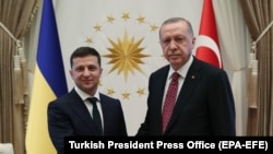 Turkish President Recep Tayyip Erdogan (R) shakes hands with Ukrainian President Volodymyr Zelenskiy in Ankara.