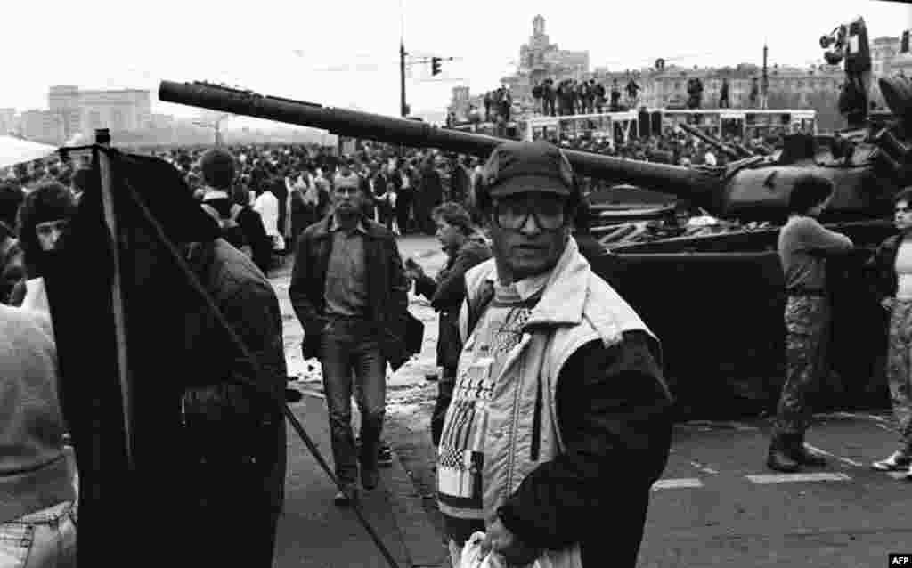 People gather in front the Russian White House in Moscow on August 21, 1991. 