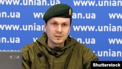 Adam Osmayev talks to reporters in Kyiv in January 2016.