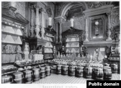 Groceries are piled up for display inside Yeliseyevsky in 1913.