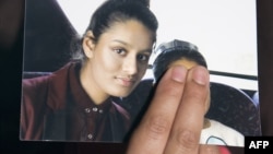 Renu Begum, eldest sister of British-born schoolgirl Shamima Begum, holds a picture of her sister. Shamima Begum fled her home in London in 2015 at the age of 15 to join IS militants in Syria. (file photo)