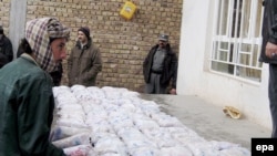 Security officials seize packets of heroin in western Afghanistan, near the border with Iran. (file photo)