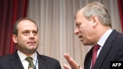 NATO Secretary-General Jaap de Hoop Scheffer (right) with Georgian Defense Minister Vasil Sikharulidze in Krakow.