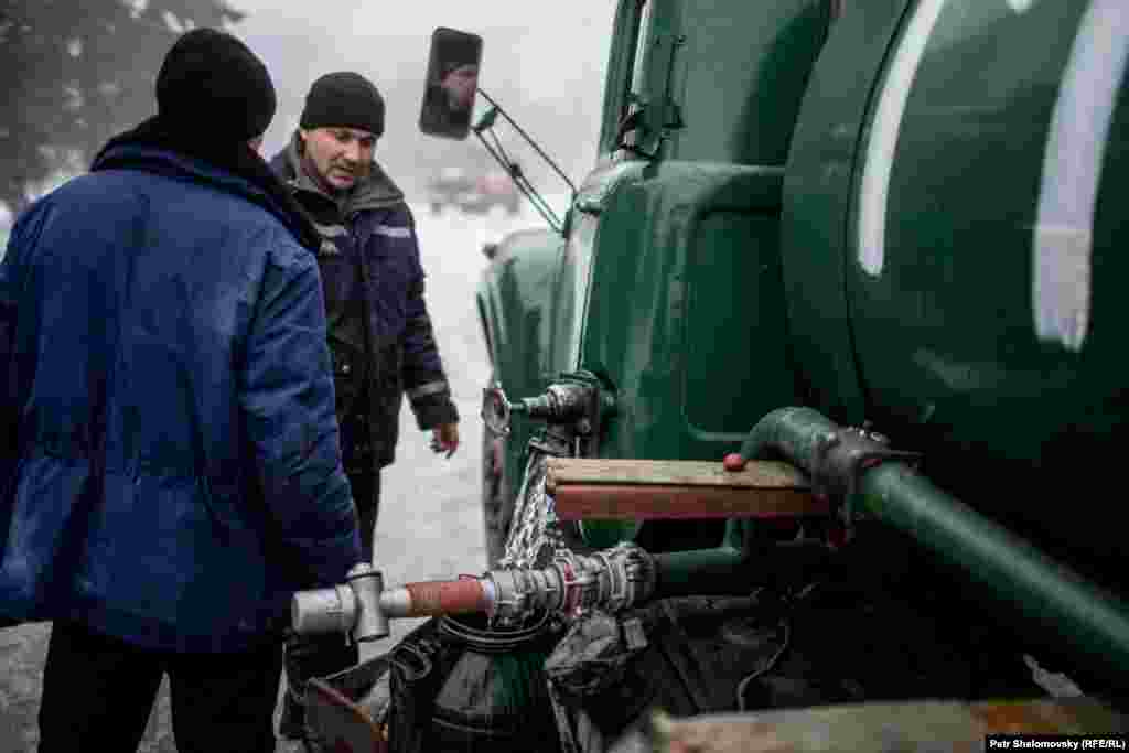 Drinking water is distributed in Debaltseve.