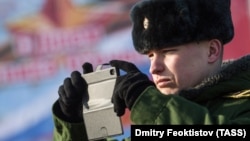 A similar law adopted last year banned Russian soldiers from carrying gadgets with cameras or that can connect to the Internet. (file photo)