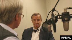 Estonian President Toomas Hendrik Ilves is interviewed by RFE/RL correspondent Charles Recknagel at Prague's new broadcast headquarters on May 12.