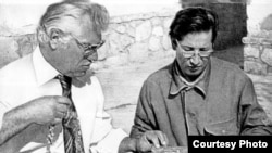 Uzbek archaeologist Victor Sarianidi (left), who discovered and excavated the nomadic tombs at Tillya Tepe in northern Afghanistan, in 1978