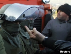 A barricade protester gestures at KFOR soldiers in Jagnjenica on October 20.