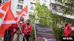 Member of the pro-Kremlin Nashi youth movement protest in front of Podrabinek's apartment building.