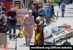 Low wages and price hikes at food markets have exacerbated the plight of many Tajiks during the pandemic. (file photo)