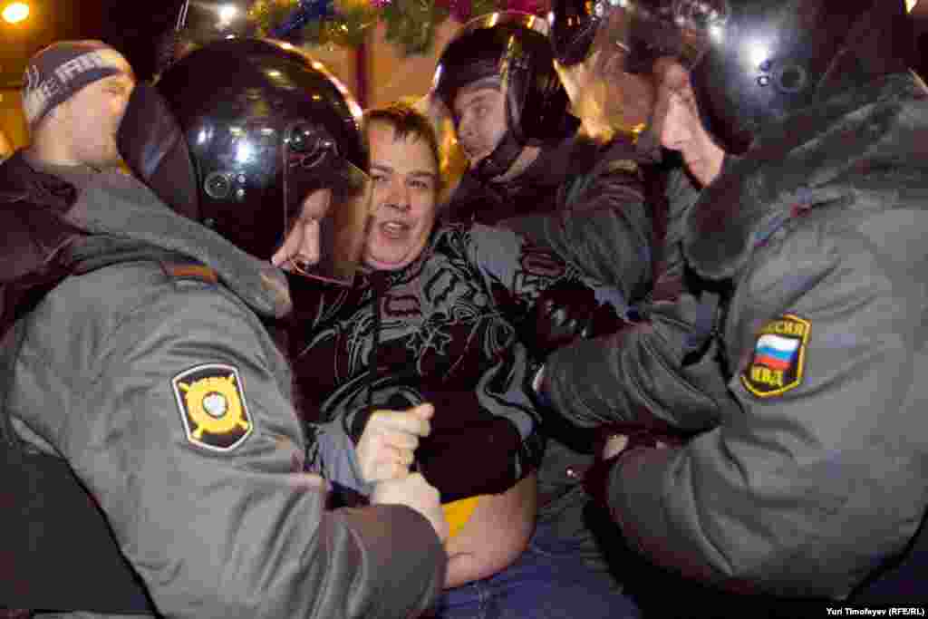 Law enforcement officers arrest antigovernment rally participants on Moscow&#39;s Triumph Square on December 6.