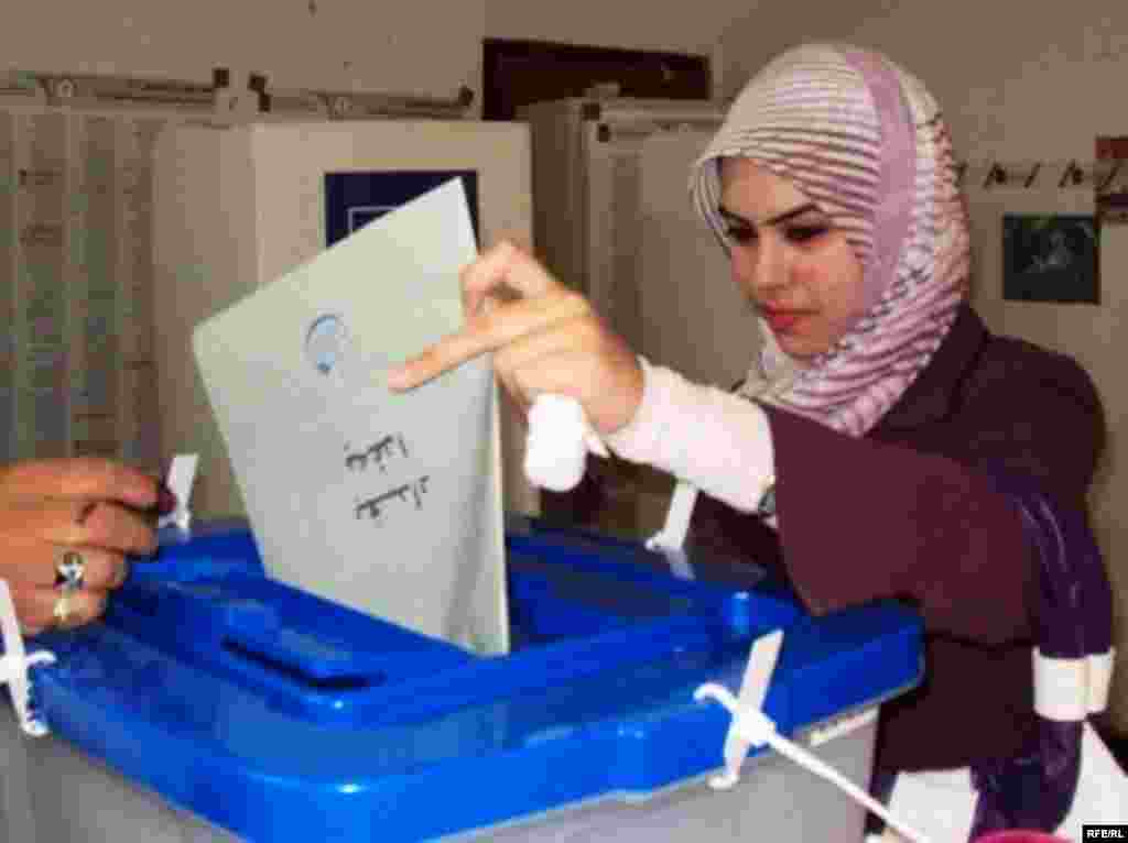 An Iraqi woman in Baghdad casts her vote. (Photo: Radio Free Iraq)