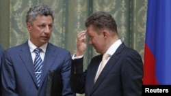 Gazprom CEO Aleksei Miller (right) and Ukrainian Energy Minister Yuriy Boyko (L) talk before a signing ceremony in Kyiv on June 27.