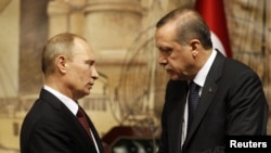 Turkish Prime Minister Recep Tayyip Erdogan (right) and Russian President Vladimir Putin at a news conference in Istanbul in 2012. Can the protests in Turkey be compared to those in Moscow last year?