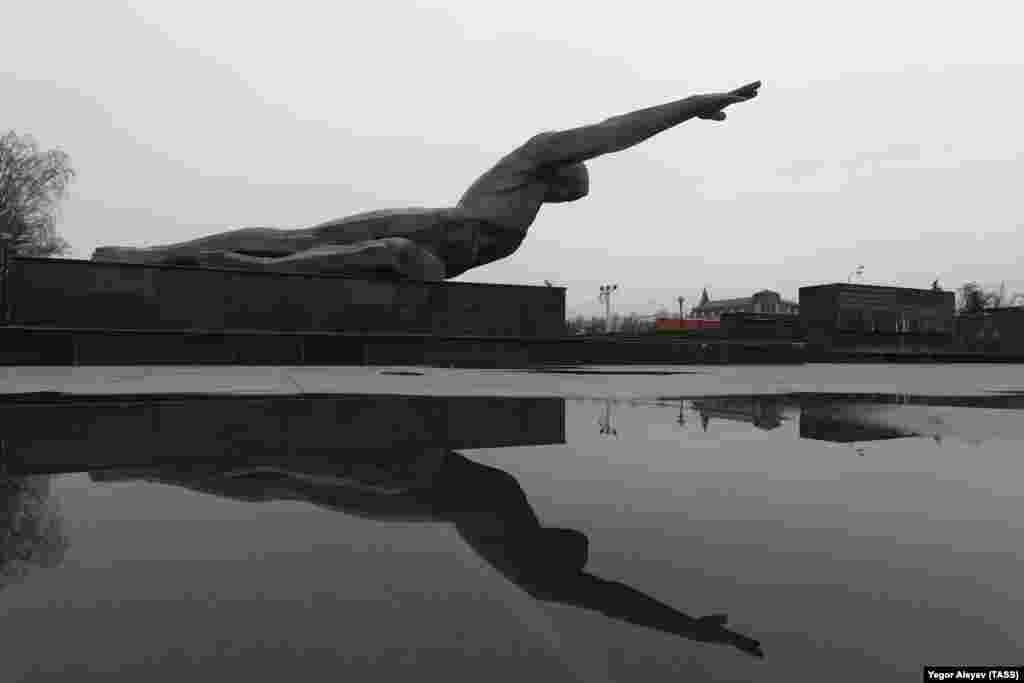 A view of the Fallen Soldier Monument near Kazan&#39;s Gorky Park.