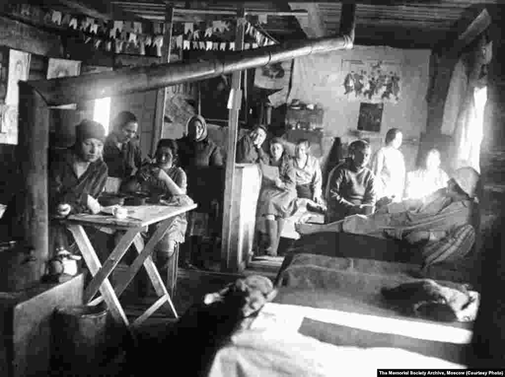 Female prisoners in overcrowded, poorly heated barracks (undated)