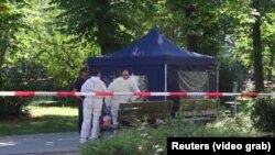 German investigators search the site where Chechen exile Zelimkhan Khangoshvili was shot dead in a Berlin park on August 23. 