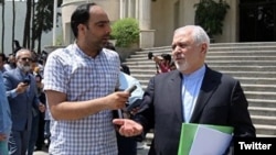 Journalist Amir Tohid Fazel (left) with Iranian Foreign Minister Mohammad Javad Zarif probably in Tehran. (file photo)