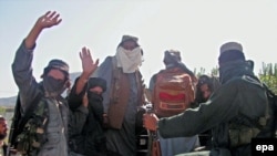 Taliban fighters withdraw from Buner on April 24.