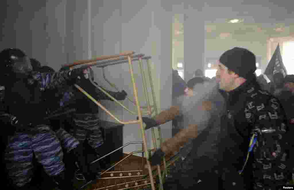 Antigovernment protesters clash with riot police at the regional administration headquarters in the town of Vinnytsia, some 200 kilometers southwest of Kyiv.