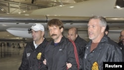 Russian arms dealer Viktor Bout (center) is escorted by U.S. Drug Enforcement Administration officers in November 2010