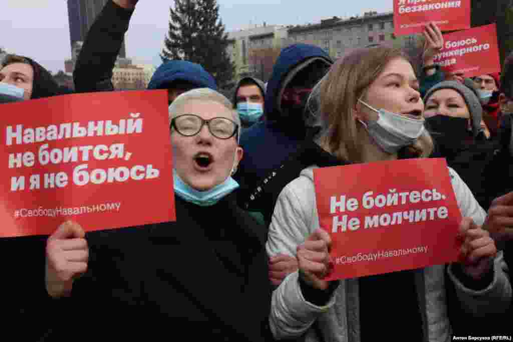 People protest in support of Navalny in Novosibirsk with posters reading: &quot;Navalny is not afraid, I am not afraid either,&quot; and &quot;Don&#39;t be afraid, don&#39;t be silent.&quot;