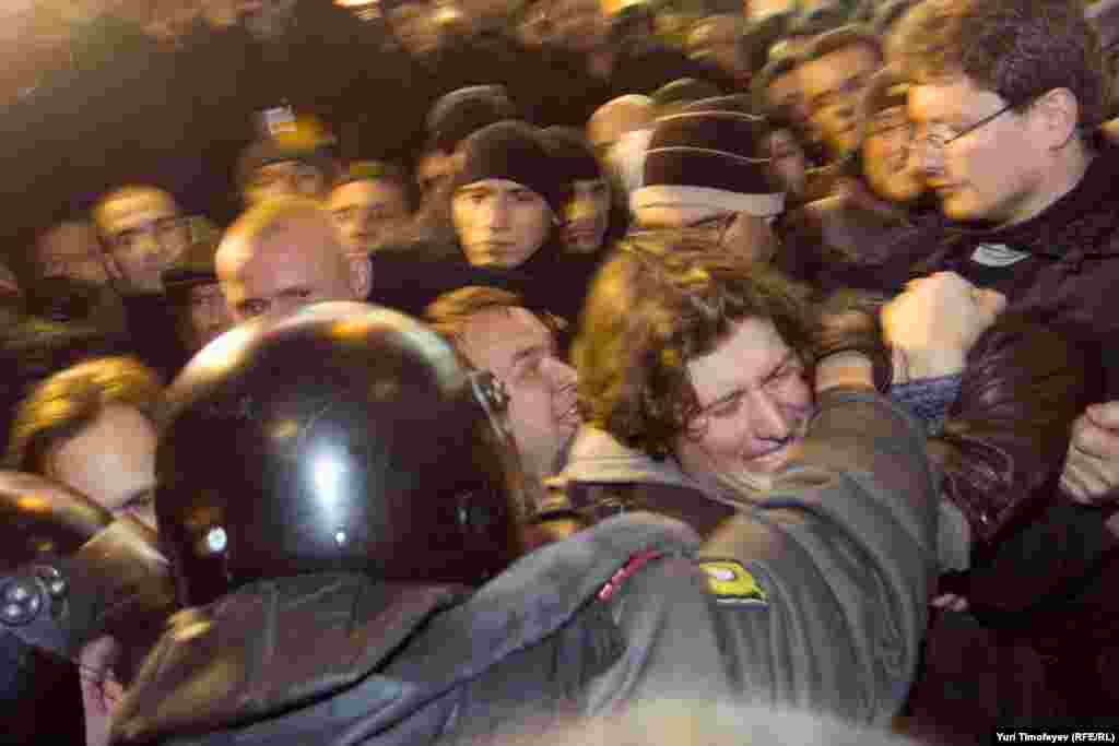 Law enforcement officers arrest antigovernment rally participants on Moscow&#39;s Triumph Square on December 6.