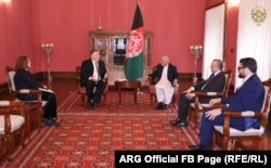 Afghan President Ashraf Ghani (center right), accompanied by National Security Adviser Hamdullah Mohib (far right) met with U.S. Secretary of State Mike Pompeo in March 2020.