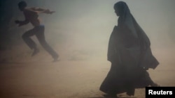 Somalian refugees flee a dust storm near Dadaab, near the border with Kenya. (file photo)