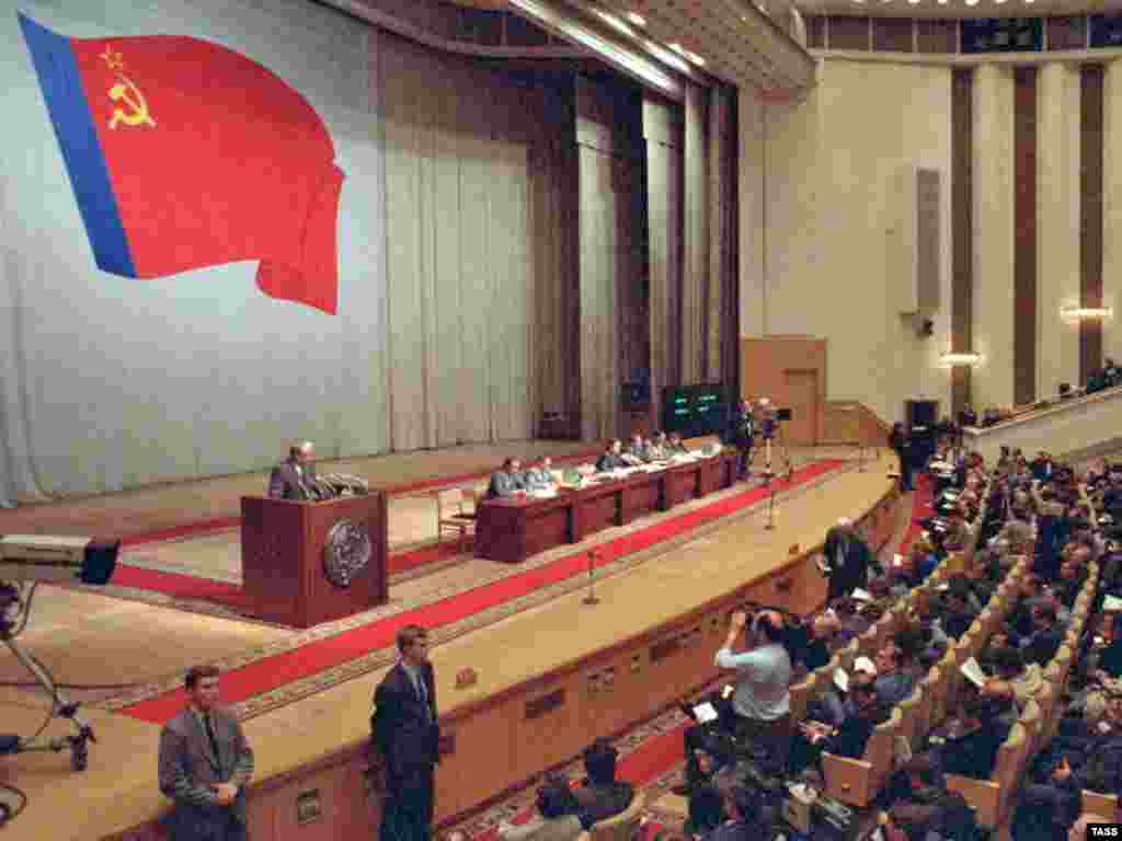 Russian President Boris Yeltsin speaks at an extraordinary meeting of the Supreme Soviet on August 21, 1991.