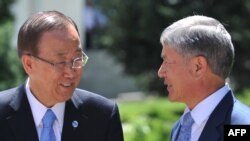 Kyrgyz President Almazbek Atambaev (right) and UN Secretary-General Ban Ki-moon in Bishkek on June 11. 