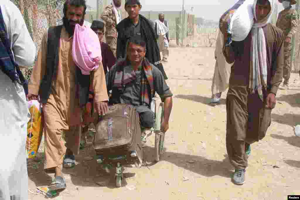 People arriving from Afghanistan make their way at the Friendship Gate crossing point at the Pakistan-Afghanistan border town of Chaman, on August 15. Pakistan has said it is not prepared to absorb another wave of Afghans fleeing the conflict, as it has in the past.