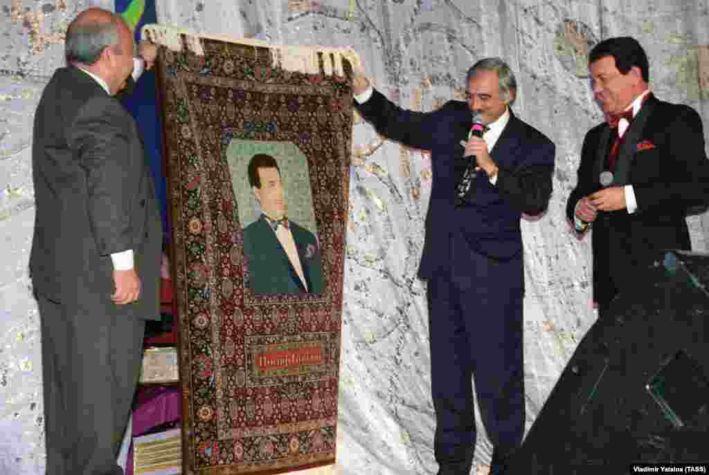 Azerbaijani Culture Minister Polad Bulbuloglu (center) presents Kobzon with a handmade carpet for his 60th birthday, September 11, 1997.