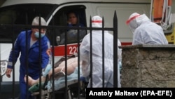 Paramedics deliver a patient to the admissions department at the Pokrovskaya hospital in St. Petersburg on October 5.