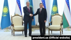 Uzbek President Shavkat Mirziyoev (right) meets with his Kazakh counterpart Qasym-Zhomart Toqaev in Tashkent in April 2019