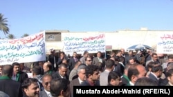 Lawyers working in Iraq's Karbala Province demonstrate against corruption on February 10.