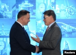 Polish President Andrzej Duda (left) and U.S. Energy Secretary Rick Perry in Warsaw in November