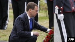 Russian President Dmitry Medvedev lays a wreath on the memorial for the Russians who died in Norway during World War II.