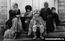 Starving villagers in the Volga region in 1920. A year earlier, Lenin had mandated the seizure of food from peasants to feed his army and supply Russian cities as part of a policy of "war communism."