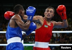 Fazliddin Gaibnazarov of Uzbekistan (right) defeated Cuban-born Lorenzo Sotomayor Collazo, who was fighting under Azerbaijan’s flag, to win gold in the light welterweight boxing final.