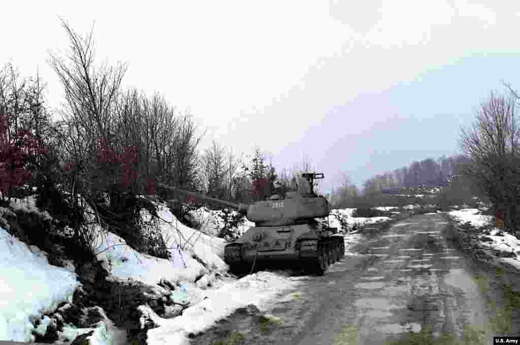 A T-34 tank beside a snow-covered bank in Bosnia-Herzegovina,&nbsp;february 28, 1996.