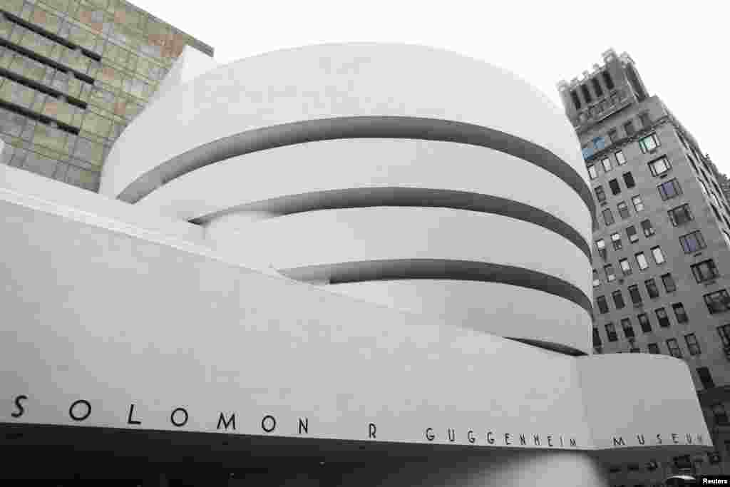 Now considered a landmark of modern architecture, New York&#39;s Solomon R. Guggenheim Museum, designed by Frank Lloyd Wright and opened in 1959, was criticized at the time as overshadowing the art contained inside, which the design of the building often made difficult to hang. A letter of protest was written by more than 20 artists who objected to having their work displayed in the Guggenheim.