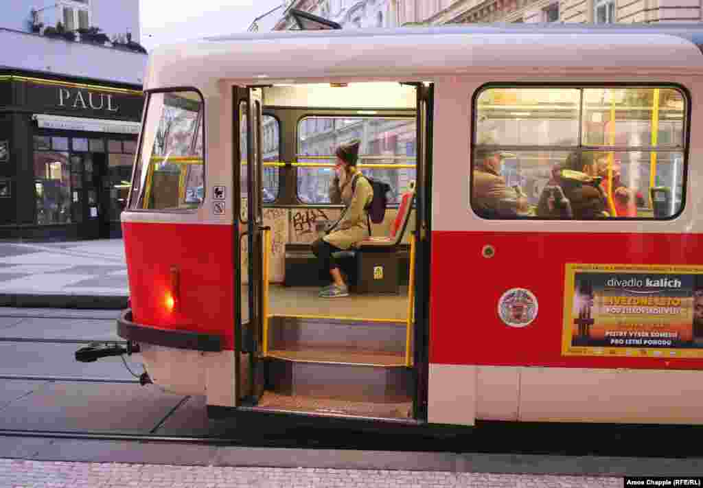 The requirement for face masks also applies to buses and trams.&nbsp;