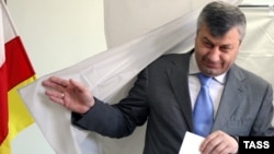 South Ossetian leader Eduard Kokoity votes in Tskhinvali on May 31.