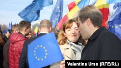 Moldovan Foreign Minister Natalia Gherman and Deputy Prime Minister for Reintegration Eugen Carpov at the rally in Chisinau on November 3.