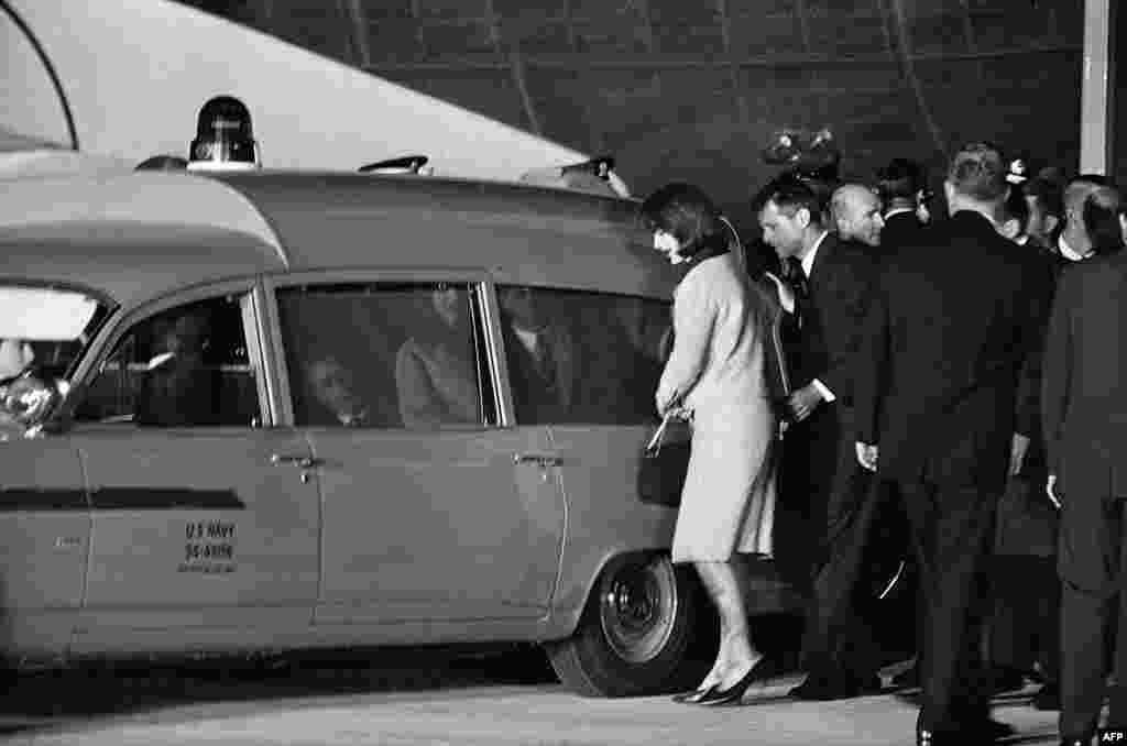 The slain president&#39;s body arrives at Andrews Air Force Base outside Washington and is attended to by his wife, Jacqueline Kennedy, and his brother, U.S. Attorney General Robert Kennedy.