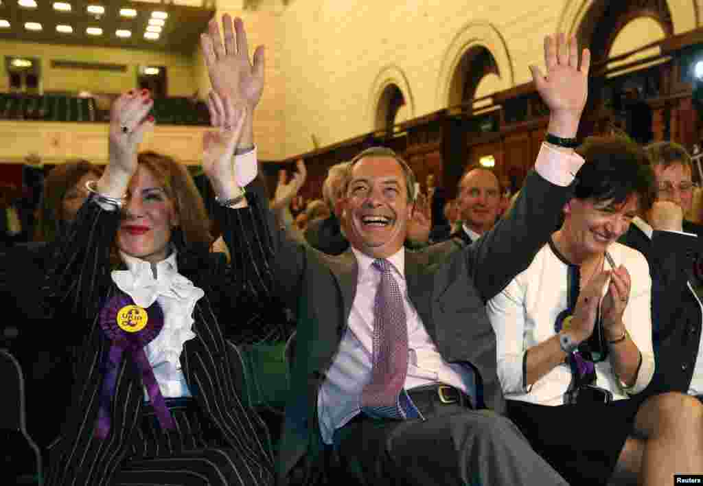 Nigel Farage (center), the leader of the right-wing United Kingdom Independence Party (UKIP), celebrates with his party&#39;s candidates after winning some 28 percent of the vote in Great Britain.