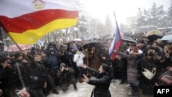 Supporters of presidential candidate Alla Dzhioyeva protest outside South Ossetia's Central Election Commission headquarters in Tskhinvali ahead of the ruling to scrap the results of the poll. 